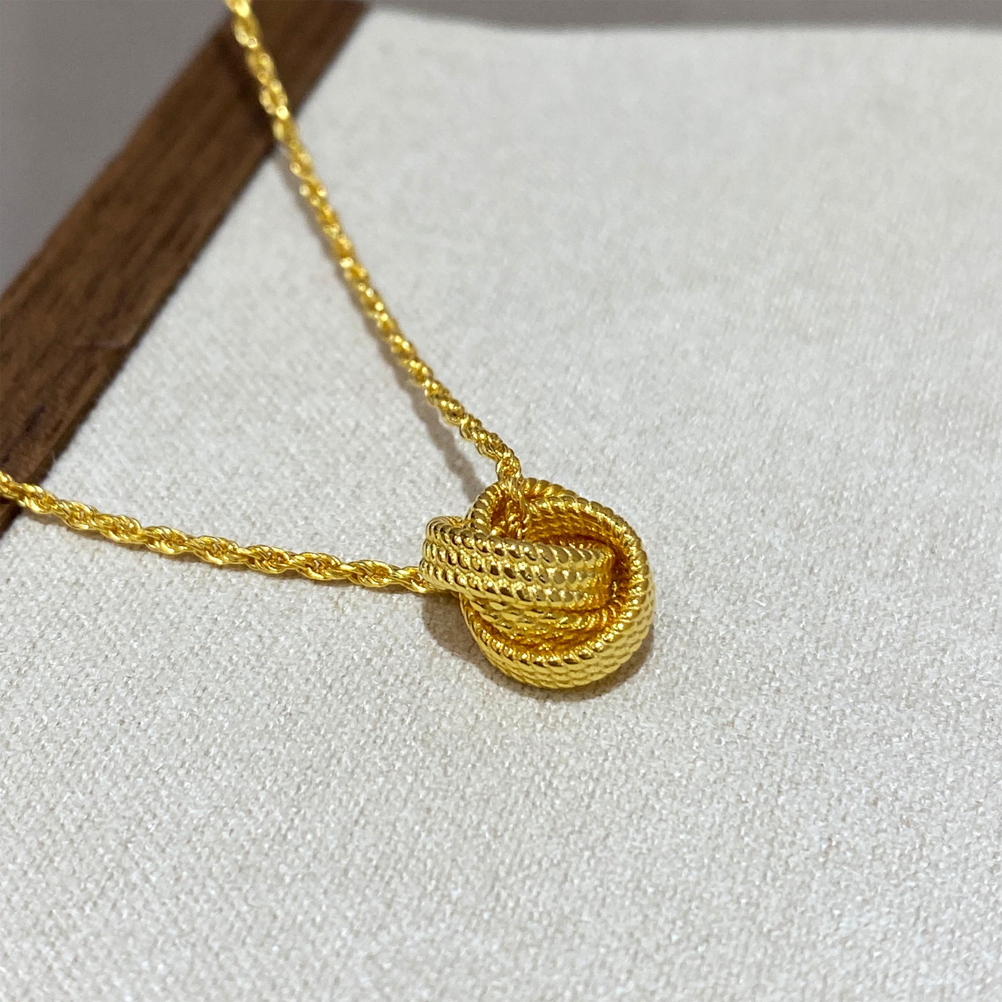 Vintage Knot Pendant Necklace | Silver Necklace