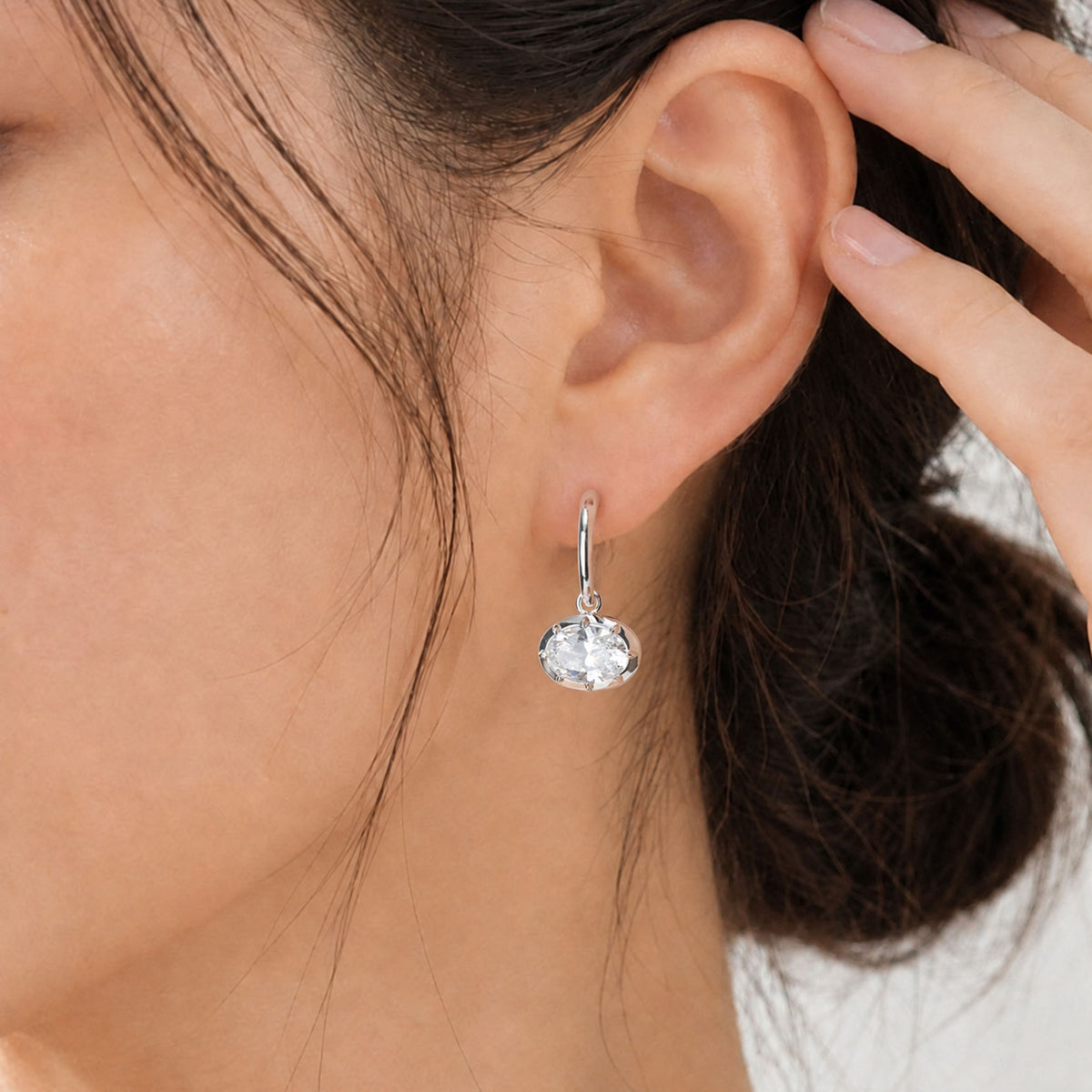 Hailey Oval Huggie Earrings｜Silver Earrings